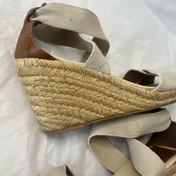 TORY BURCH Cream Wedge Sandals - Picture 3 of 16